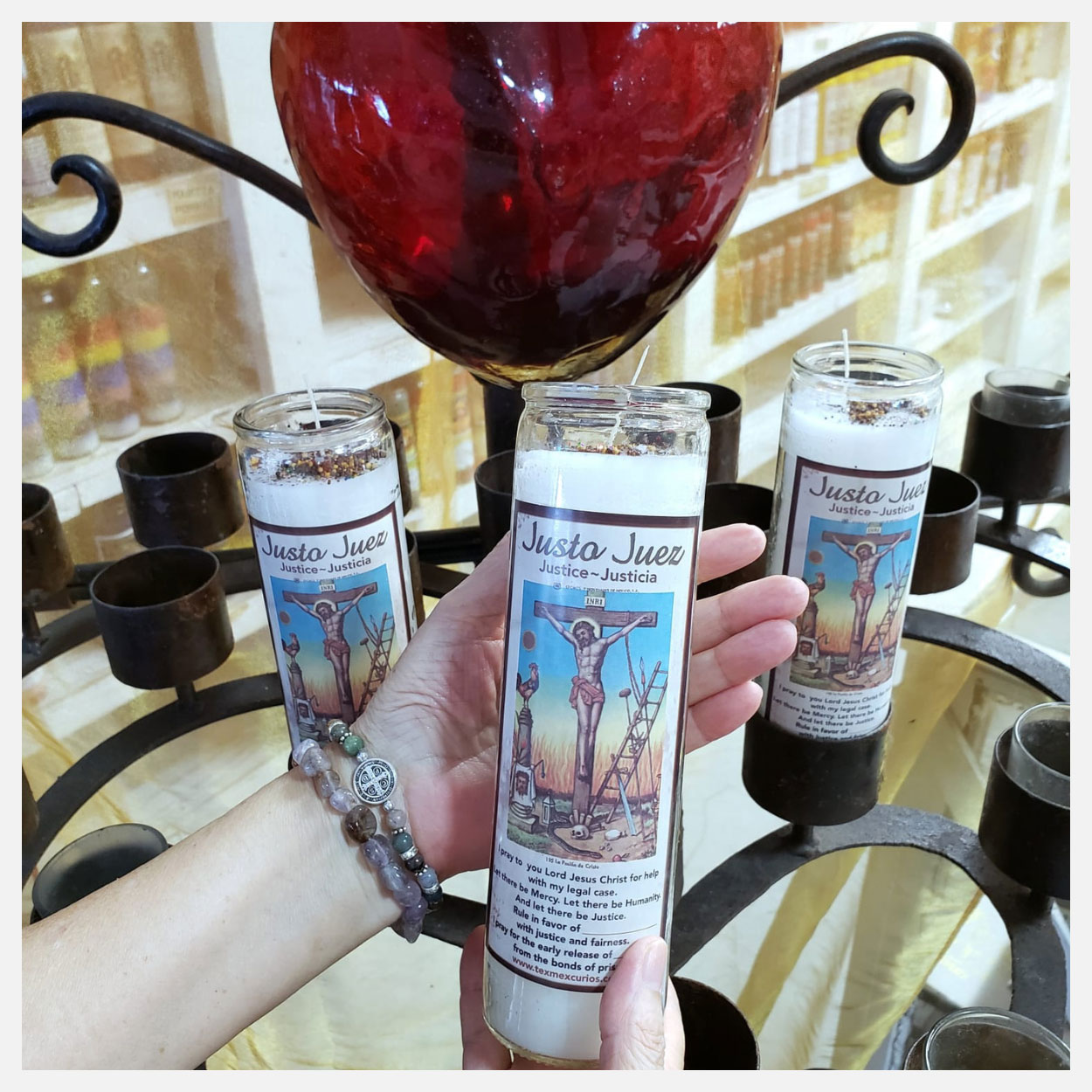 Justo Juez candles with red heart
